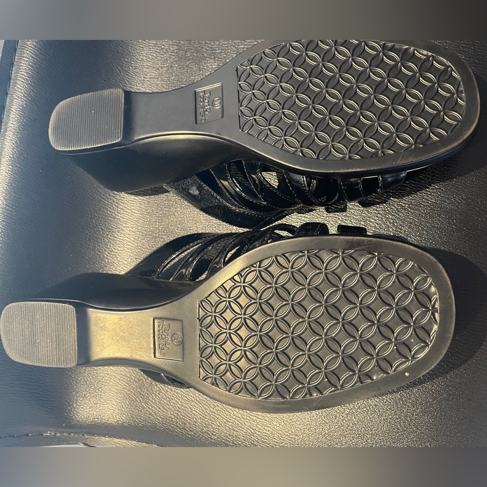 🌷🌷Two /,$20.00🌷🌷Black patent Slip on Sandals in Size 10W by Andrew Geller. - Picture 4 of 7